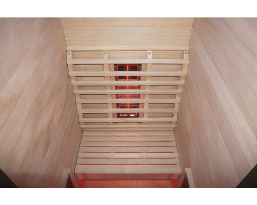 Innenraum einer Sauna mit Holzverkleidung und Infrarotstrahler