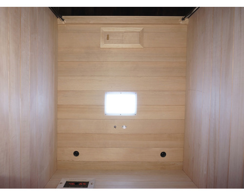 Innenansicht einer Sauna mit Holzverkleidung, Beleuchtung und Bedienfeld