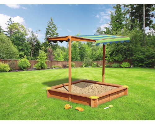 Sandkiste mit Sonnenschutzdach und Spielzeug im Garten