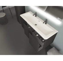 Modernes Badezimmer mit Waschbeckenunterschrank und geöffneten Schubladen zur Aufbewahrung von Badartikeln