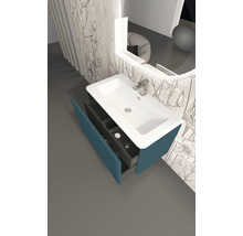 Waschbeckenunterschrank mit geöffneter Schublade und Armatur vor Spiegel