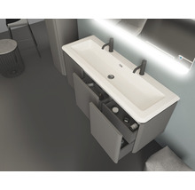 Modernes Badezimmer mit Waschbecken, Unterschrank mit offenen Schubladen und beleuchtetem Spiegel