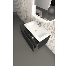 Badezimmer mit Waschtisch, Waschbecken, Armatur, Schubladen und Spiegel