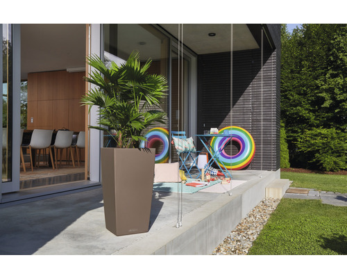 Terrasse mit Pflanzgefäß, Tisch und Spielzeug