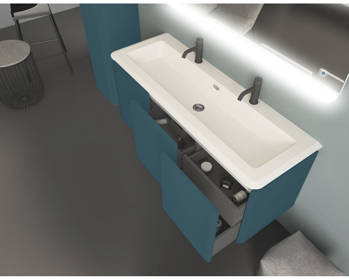 Modernes Badezimmer mit blauem Waschtischunterschrank, Waschbecken und Spiegel mit Beleuchtung