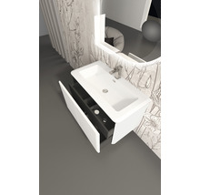 Badezimmer Waschbecken mit offenem Unterschrank und Spiegel