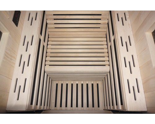 Innenansicht einer Sauna mit Holzbänken und Belüftungsschlitzen