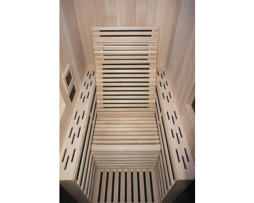 Innenansicht einer Sauna mit Holzbänken und Holzverkleidung