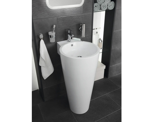 Badezimmer mit freistehendem Waschbecken, Armatur, Handtuchhalter und Accessoires.