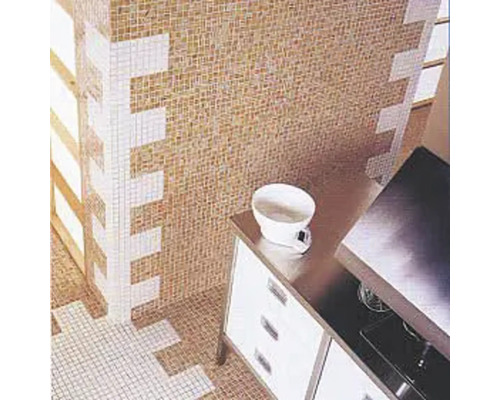 Badezimmer mit Mosaikfliesen an Wand und Boden sowie einem Waschtisch mit einer Tasse.