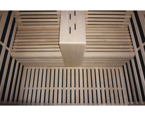 Innenansicht einer Sauna mit Holzverkleidung und Sitzbänken