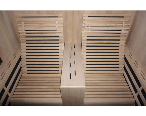 Innenansicht einer Sauna mit Holzbänken