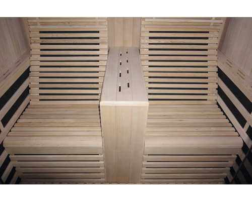 Innenansicht einer Sauna mit Holzbänken