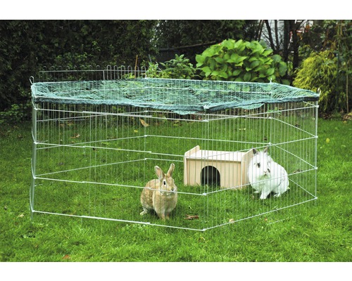Freilaufgehege mit Netzabdeckung und zwei Kaninchen im Garten