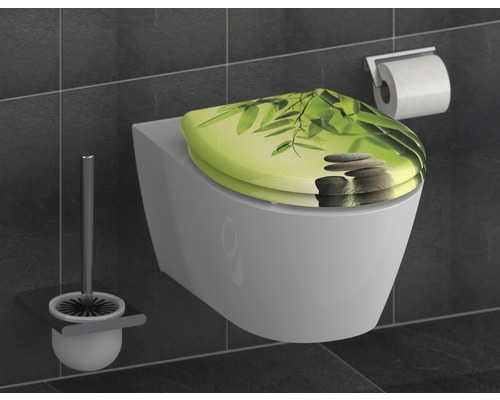 Hänge-WC mit WC-Sitz mit Steinmotiv und Bambus