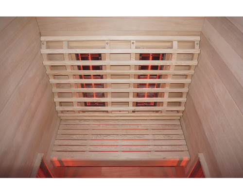 Innenansicht einer Infrarotsauna mit Holzverkleidung und Infrarotstrahlern an der Decke