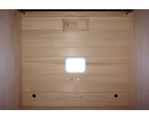 Innenansicht einer Sauna mit Holzverkleidung, Belüftung und Beleuchtung