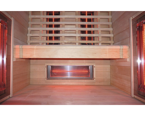 Innenansicht einer Sauna mit Holzbänken und Infrarotstrahlern.