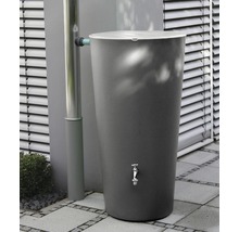 Regentonne mit Wasserhahn und Deckel neben einem Fallrohr