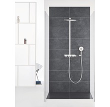 Dusche mit Kopf- und Handbrause vor grauer Fliesenwand