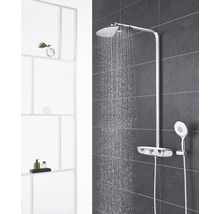 Duschsystem mit Kopf- und Handbrause im Badezimmer