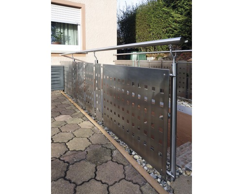 Edelstahlgeländer mit quadratischen Aussparungen zur Grundstücksbegrenzung