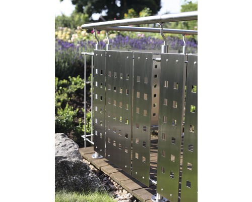 Edelstahlgeländer mit quadratischen Ausschnitten in einem Garten