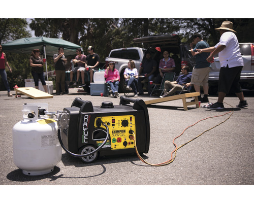 Tragbarer Generator mit Propangasflasche im Freien mit Menschen