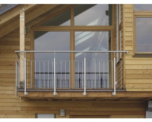 Außenansicht eines Balkons mit Edelstahlgeländer an einem Holzhaus