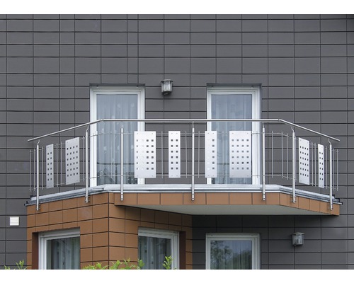 Balkon mit Edelstahlgeländer an einem Gebäude