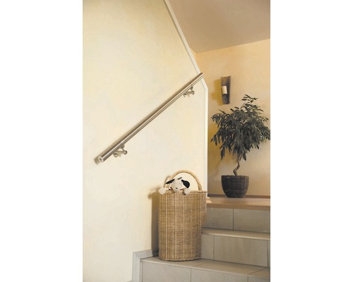 Treppenhaus mit Edelstahlhandlauf und Weidenkorb auf Stufen