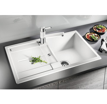 Weiße Küchenspüle mit Abtropffläche und Wasserhahn
