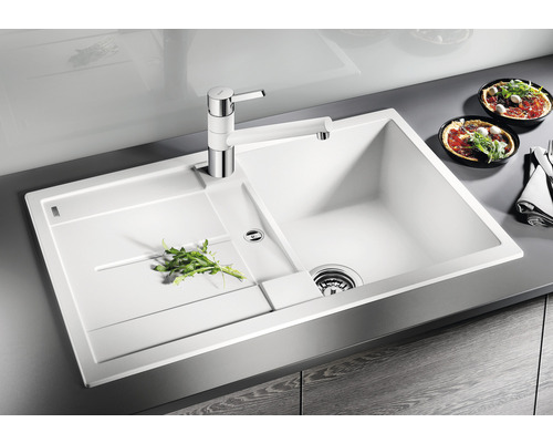 Weiße Küchenspüle mit Abtropffläche und Chromarmatur