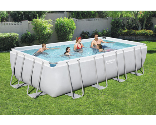 Rechteckiger Pool mit Stahlrahmen und mehreren Personen im Garten