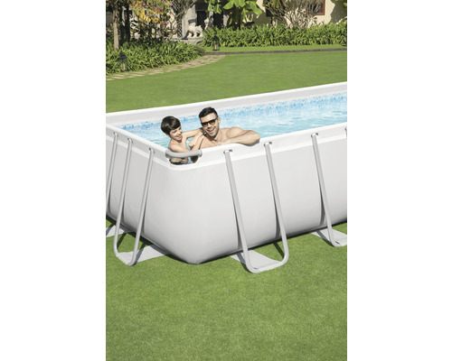 Rechteckiger Stahlrahmenpool im Garten mit zwei Personen im Wasser
