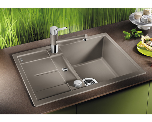 Spüle mit Abtropffläche und Armatur