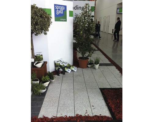 Ausstellungsstand mit Pflanzen, Pflastersteinen und Pflanzenerde