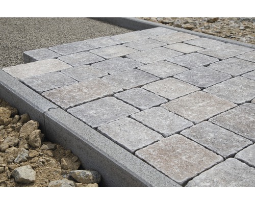 Verlegung von Betonpflastersteinen mit Bordsteinen