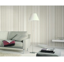 Wohnzimmer mit Sofa, Stehlampe und dekorativer Wandverkleidung für ein gemütliches Ambiente