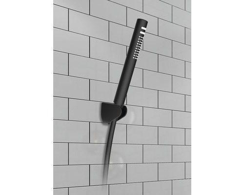 Schwarze Handbrause mit Halterung an einer gefliesten Wand