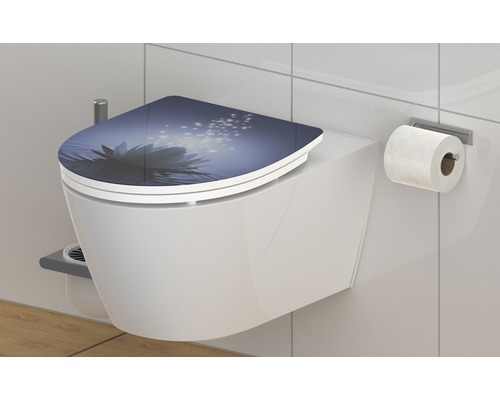Wand-Tiefspülklosett mit Toilettensitz und Blumendekor
