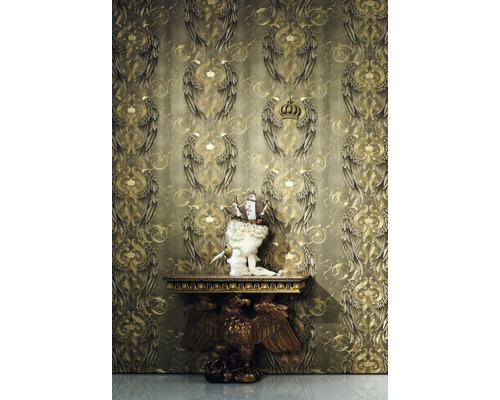 Tapete mit Flügeln und Kronen-Muster über einem Konsolentisch mit Adler-Motiv.