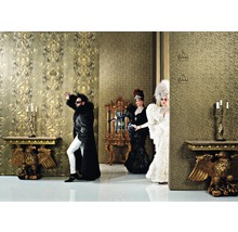 Interieur mit gemusterter Tapete, Konsole mit Adler-Design und verkleideten Personen