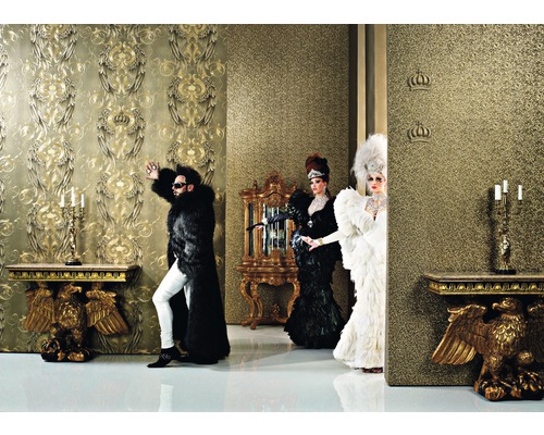 Interieur mit gemusterter Tapete, Konsole mit Adler-Design und verkleideten Personen