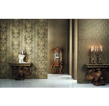 Elegantes Interieur mit gemusterter Tapete, Konsole mit Adlerfuß, Dekofigur, Vitrine und Kerzenleuchter