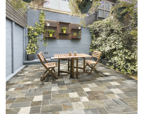 Gestaltung eines Gartens mit Tisch, Stühlen und Steinplatten