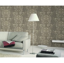 Wohnzimmer mit gemusterter Tapete, Sofa und Stehlampe