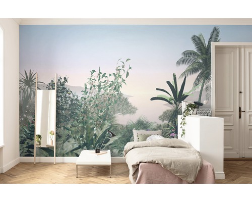 Helles Schlafzimmer mit Fototapete mit Dschungelmotiv, Bett und Spiegel
