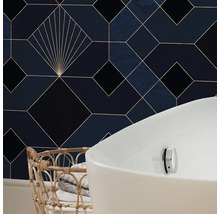 Badezimmergestaltung mit geometrischer Tapete, Badewanne und Wäschekorb