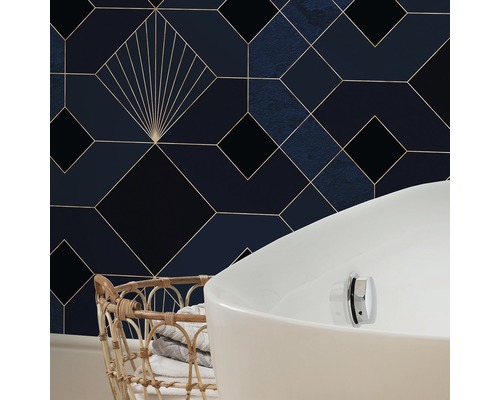 Badezimmergestaltung mit geometrischer Tapete, Badewanne und Wäschekorb